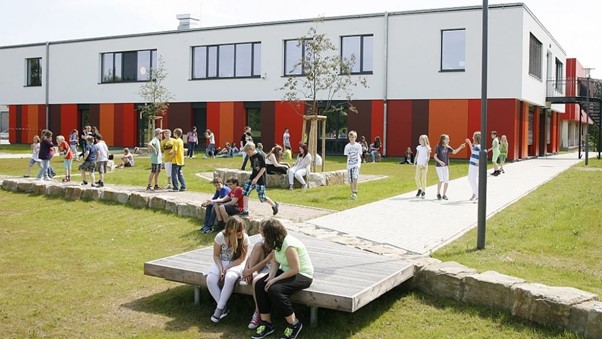 Een schoolplein met spelende kinderen