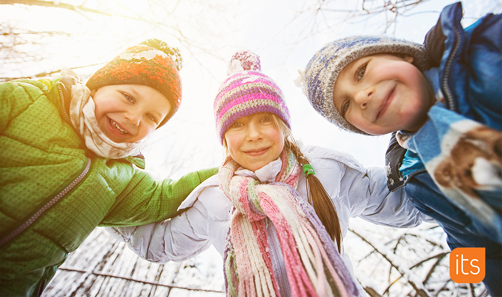 drie lachende kinderen, buiten in de sneeuw